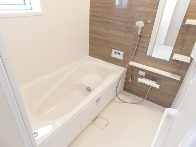 愛西市稲葉町米野の新築一戸建の浴室|◇浴室◇　　広い１坪サイズ・浴室暖房乾燥機・追い焚き・断熱浴槽・エコベンチ浴槽・キレイサーモフロア・オートバス・バリアフリー・浴室窓あり