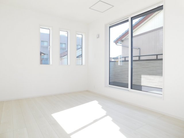 愛西市稲葉町米野の新築一戸建の洋室|◇洋室◇　　南面で明るい洋室６．０帖　全居室収納完備！　インナーバルコニー付き♪