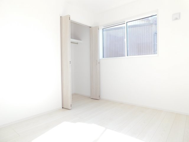 愛西市稲葉町米野の新築一戸建の洋室|◇洋室◇　　南面で明るい洋室５．２５帖　全居室収納完備！　