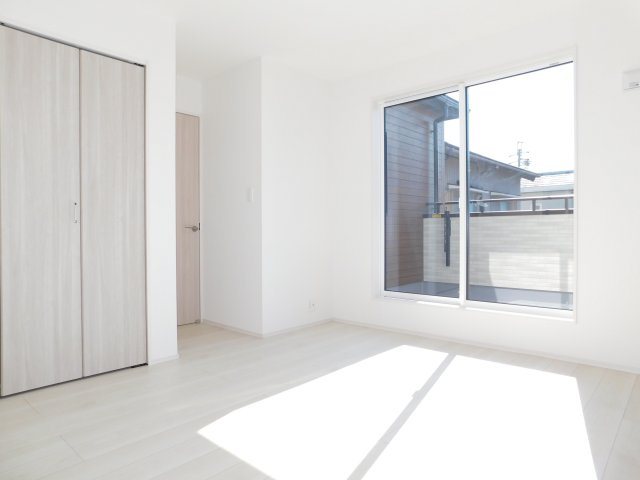 愛西市稲葉町米野の新築一戸建の洋室|◇洋室◇　　南面で明るい洋室７．０帖　全居室収納完備！　バルコニー付き♪