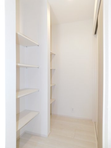 愛西市稲葉町米野の新築一戸建の収納|◇パントリー◇　　日用品や食料品などの収納に便利な可動棚付きの大容量パントリー♪