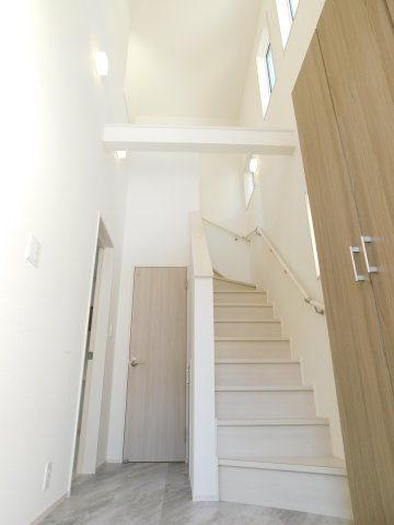 愛西市稲葉町米野の新築一戸建の玄関|◇玄関収納◇　　上部吹抜の開放的な玄関ホール♪　家族の履物がしっかり収納できる大型シューズ収納♪　玄関には可動棚付きの土間収納完備！