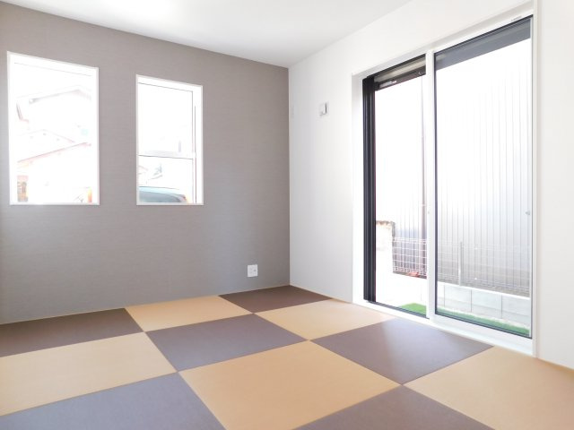 愛西市稲葉町米野の新築一戸建の和室|◇洋和室◇　　お子様の遊び場スペースや客間としても利用できます♪　洋室仕様！