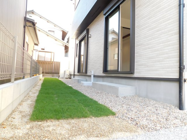 愛西市稲葉町米野の新築一戸建の庭|◇庭◇　　ガーデニングなどが楽しめる天然芝の広い庭付き♪　便利な立水栓完備