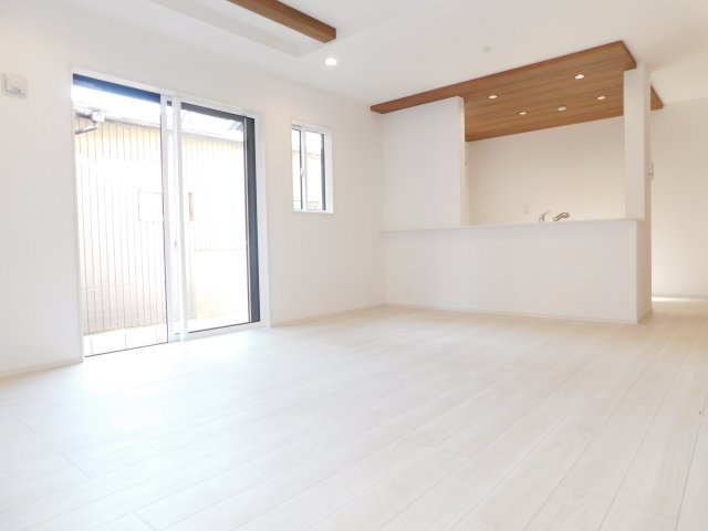 愛西市稲葉町米野の新築一戸建の居間・リビング|◇リビング◇　　南面で明るいリビング１７．５帖　ポップアップ天井のおしゃれなキッチン