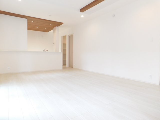 愛西市稲葉町米野の新築一戸建の居間・リビング|◇リビング◇　　南面で明るいリビング１７．５帖　キッチン横には大容量パントリー完備！