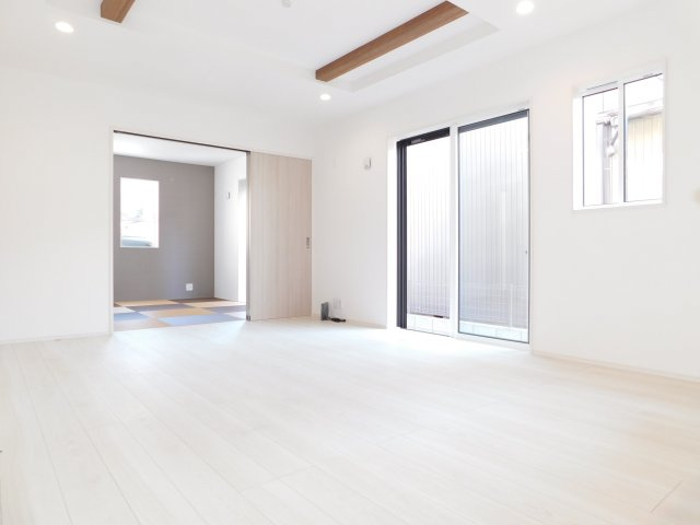 愛西市稲葉町米野の新築一戸建の居間・リビング|◇リビング◇　　南面で明るいリビング１７．５帖　アクセントになる化粧梁と開放感を演出する折り上げ天井♪