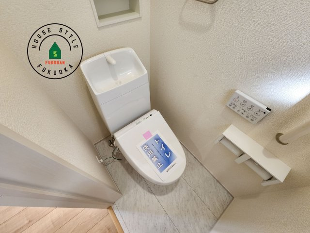 福岡市東区高美台1丁目第1-2棟（1号棟）の内観：施工例|温水洗浄便座を完備しております。2ヶ所にトイレがあるのは朝の慌ただしい時間も安心です。