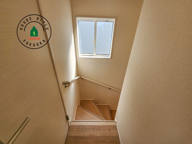 福岡市東区高美台1丁目第1-2棟（1号棟）の内観：施工例|＜手すり付階段＞手すりがないと階段の昇り降りで危険なことはもちろん、壁に手をつきながら歩くことで壁紙が汚れやすくなります。すべての方に快適に昇り降りしていただくため、手すりを設置しました。