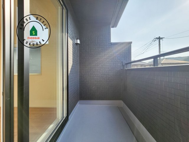 福岡市東区高美台1丁目第1-2棟（1号棟）の外観：施工例|風をしっかりと感じられるバルコニーでは、毎日が洗濯日和です。広々としているので洗濯も楽しくなるでしょうし、気分転換にバルコニーからの眺めを楽しむのもいいでしょう。