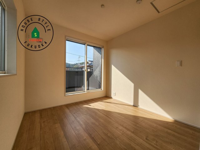 福岡市東区高美台1丁目第1-2棟（1号棟）の内観：施工例|採光良好な洋室は全居室、複層ガラスの遮熱効果と断熱効果で、一年中快適に過ごせます。