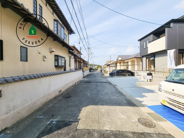 福岡市東区高美台1丁目第1-2棟（1号棟）の前面道路含む現地写真|前面道路は閑静な住宅地をはしる車通りの少ない道路。お車の出し入れが苦手なママや小さなお子様にも安心ですね。しっかり舗装もされているので、ベビーカーや自転車で通っても快適に通行できます。前面道路です。
