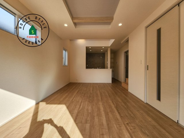 福岡市東区高美台1丁目第1-2棟（1号棟）の内観：施工例|キッチンからリビングをしっかり確認できます。家族の笑顔があふれる空間になりそうですね。