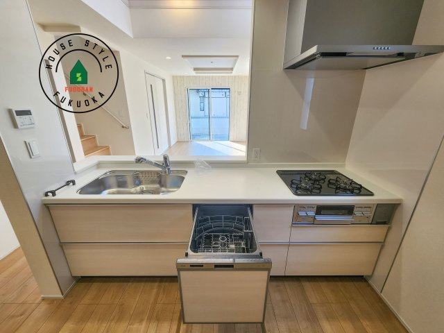 福岡市東区高美台1丁目第1-2棟（1号棟）の内観：施工例|ご家族を近くに感じられる対面キッチンのLDK。会話もはずみそうですね。