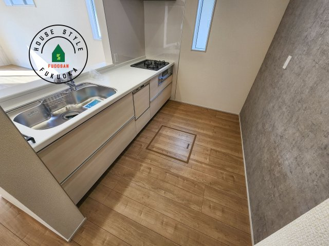 福岡市東区高美台1丁目第1-2棟（1号棟）の内観：施工例|ダイニングテーブルへの配膳がラクラク、お料理はかどるカウンター付きシステムキッチン！