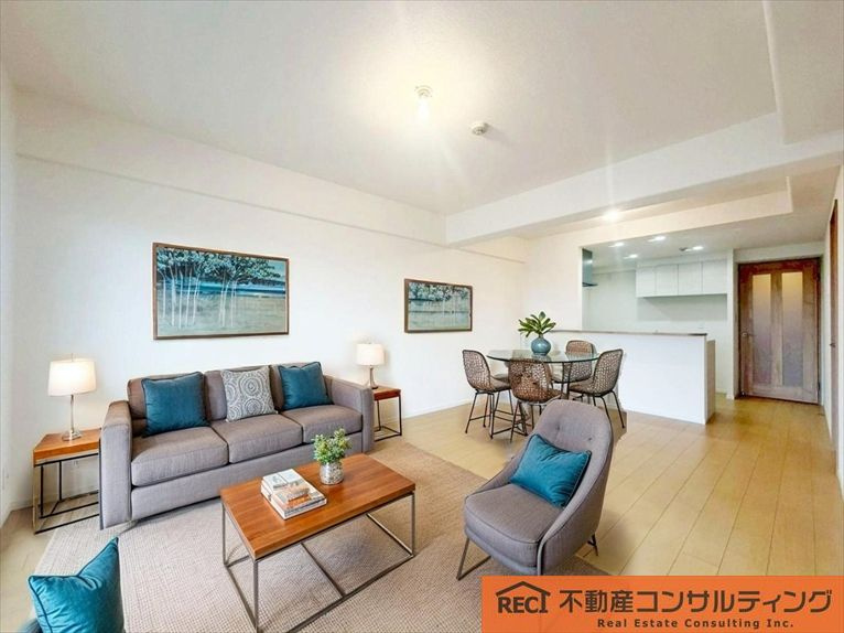 西宮東パークマンションの居間・リビング|対面キッチンで家族との会話も弾みます