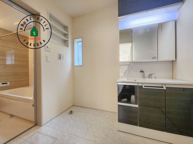 福岡市東区高美台1丁目第1-2棟（2号棟）の内観：施工例|ゆとりの洗面スペースで朝の身支度もスムーズに。暮らしを快適に変えるシャワー付洗面台です！