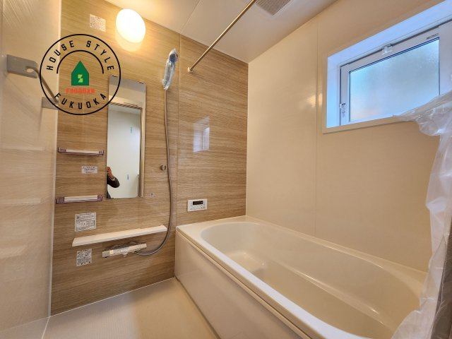 福岡市東区高美台1丁目第1-2棟（2号棟）の内観：施工例|1日の疲れを癒してくれる広々バスルーム。雨の日のお洗濯にも大活躍な浴室乾燥機付です！