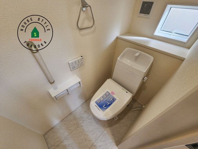 福岡市東区高美台1丁目第1-2棟（2号棟）の内観：施工例|温水洗浄便座を完備しております。2ヶ所にトイレがあるのは朝の慌ただしい時間も安心です。