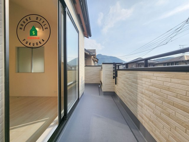 福岡市東区高美台1丁目第1-2棟（2号棟）の外観：施工例|風をしっかりと感じられるバルコニーでは、毎日が洗濯日和です。広々としているので洗濯も楽しくなるでしょうし、気分転換にバルコニーからの眺めを楽しむのもいいでしょう。