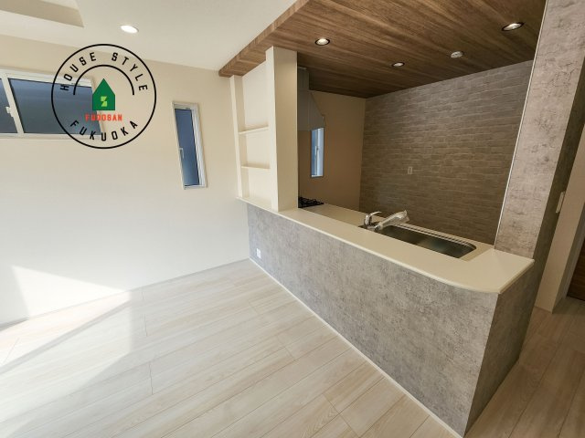 福岡市東区高美台1丁目第1-2棟（2号棟）の内観：施工例|キッチンから立ち込める香りが今日の料理を期待させます。