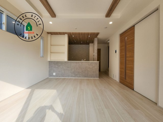 福岡市東区高美台1丁目第1-2棟（2号棟）の内観：施工例|キッチンからリビングをしっかり確認できます。家族の笑顔があふれる空間になりそうですね。