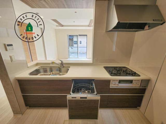 福岡市東区高美台1丁目第1-2棟（2号棟）の内観：施工例|ご家族を近くに感じられる対面キッチンのLDK。会話もはずみそうですね。