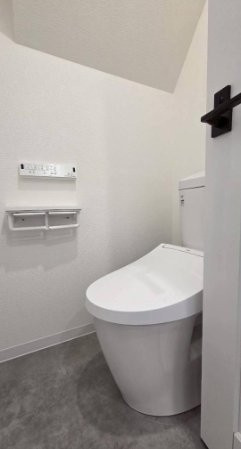 宮野町　中古一戸建てのトイレ|温水洗浄便座付き
■物件内覧・資金計画相談・住宅ローン相談、リフォーム相談、お問合せ受付中■
※当日・翌日のご内覧、ご相談はお電話でのお問合せがスムーズです！