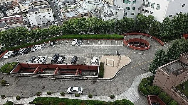 ペアシティ・ルネッサンスの駐車場