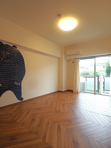 自由が丘パインクレストの居間・リビング|洋室６．５帖（東側）（内装前）