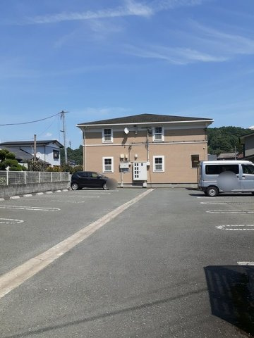 アルモニーの駐車場