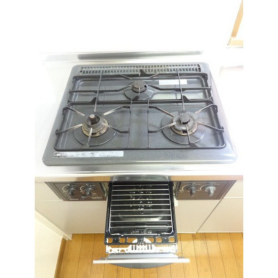 ラ・ポームのキッチン|3口コンロ・グリル付