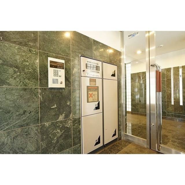 ラ・ポームのエントランス|オートロック＆宅配ボックス