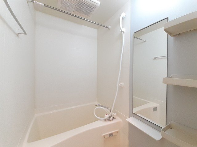 ヒュースロア井尻の浴室