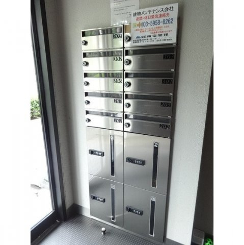 いずみマンションのエントランス|宅配ボックス