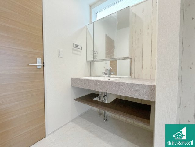 枚方市高野道　新築一戸建ての独立洗面台|清潔感のある洗面台です。フラットな鏡は掃除がしやすく毎日清潔！鏡裏には収納があるのでスッキリとした洗面台が保てます。