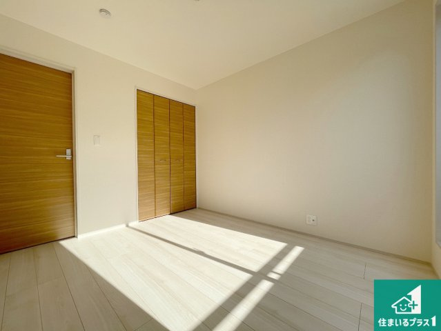 枚方市高野道　新築一戸建ての洋室|シンプルな洋室は、自分好みのインテリアが楽しめます♪ご家族とインテリアや家具を選びに行くのは新築購入時の醍醐味の一つです。ぜひお楽しみください♪