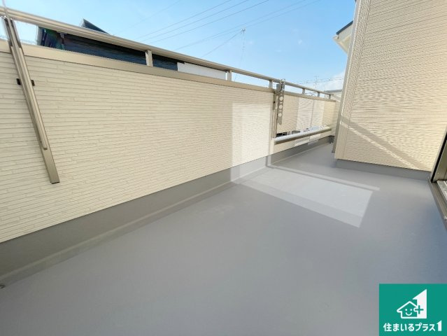 枚方市高野道　新築一戸建てのバルコニー|日当たりのよいバルコニー！お部屋が開放的に！