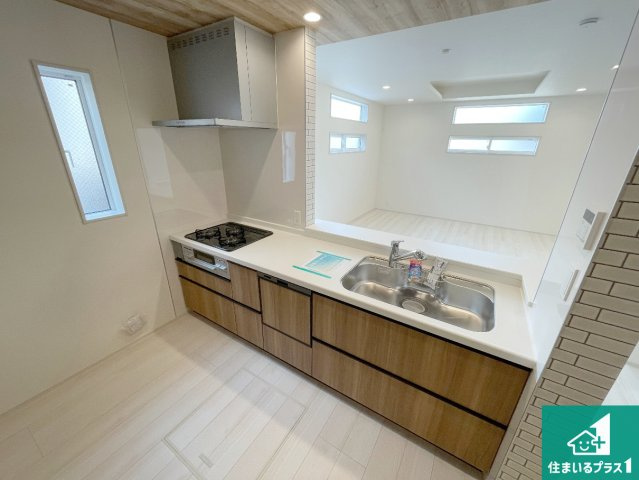 枚方市高野道　新築一戸建てのキッチン|リビングと統一感があり、使い勝手のいいキッチン。広々としているので、二人並んで作業が出来ちゃいます。お子様と一緒に色々なお料理に挑戦できるスペースがあります。