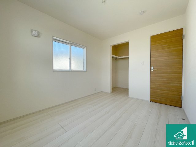 枚方市高野道　新築一戸建ての洋室|シンプルな洋室は、自分好みのインテリアが楽しめます♪ご家族とインテリアや家具を選びに行くのは新築購入時の醍醐味の一つです。ぜひお楽しみください♪