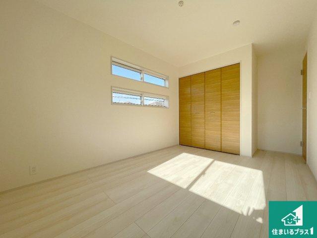 枚方市高野道　新築一戸建ての洋室|シンプルな洋室は、自分好みのインテリアが楽しめます♪ご家族とインテリアや家具を選びに行くのは新築購入時の醍醐味の一つです。ぜひお楽しみください♪