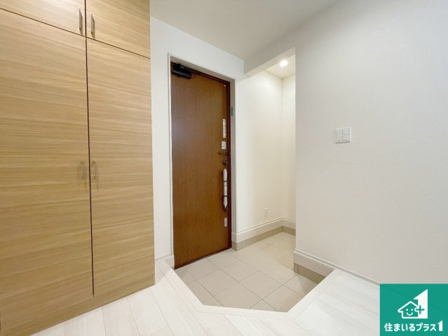 枚方市高野道　新築一戸建ての玄関|シューズボックスにはたくさんの靴が収納できるので玄関周りはいつもスッキリ！ご家族が増えても安心！