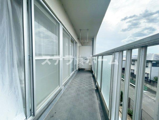 第一茨木ビューハイツ1号棟のバルコニー|外からの目が気にならないバルコニーで洗濯物が干せます