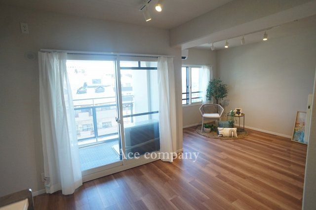 【居間・リビング】 | シーズ天王寺イーストⅡ | 【LDK：約12.1帖】全室クロス貼替え、フローリング・フロアタイル張替え、水廻り設備一新、建具新調、LED照明器具取付け、室内クリーニング済みです☆