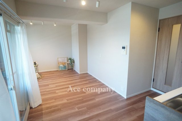 【居間・リビング】 | シーズ天王寺イーストⅡ | 【LDK：約12.1帖】※物件内の設置家具はディスプレイ用になります。ご了承下さい。