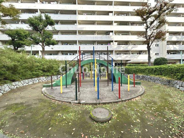 亀戸二丁目団地第9号棟の中庭|敷地内には緑が多く住環境良好です