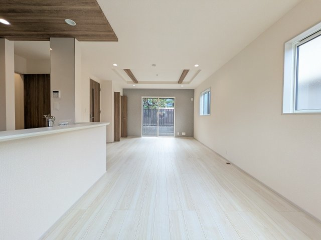 八王子市　上柚木　新築一戸建ての居間・リビング|～18.0帖の明るく開放悪寒のあるLDK、家族団欒の時間をお過ごしいただけます～