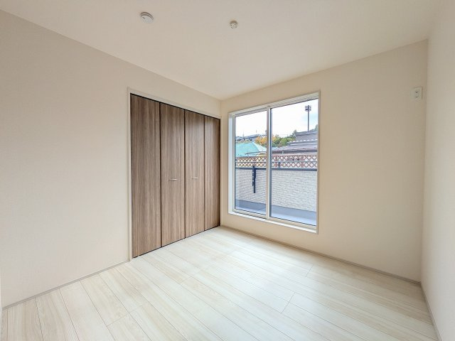 八王子市　上柚木　新築一戸建てのバルコニー|～2部屋から出入り可能なバルコニーです～