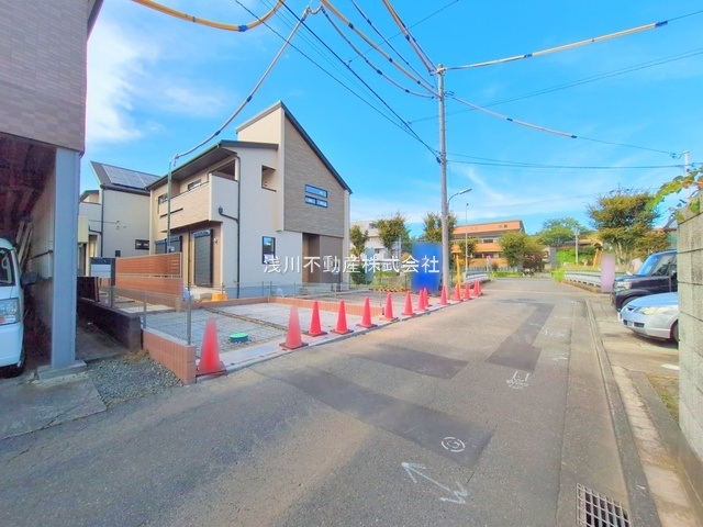 八王子市　上柚木　新築一戸建ての前面道路含む現地写真|～東側4ｍ道路に面しています～