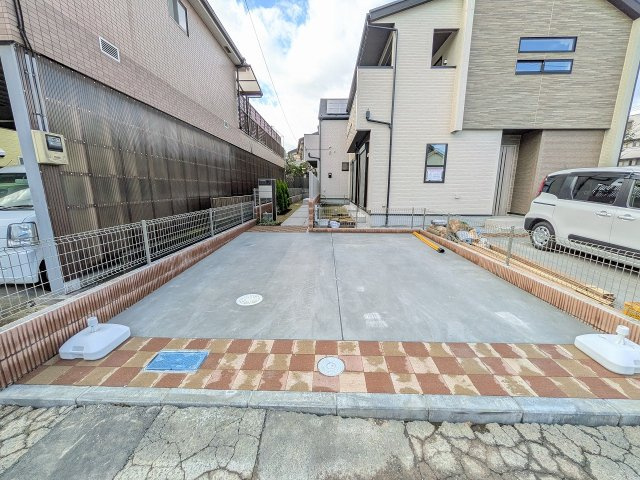 八王子市　上柚木　新築一戸建ての駐車場|～並列2台駐車可能カースペース～